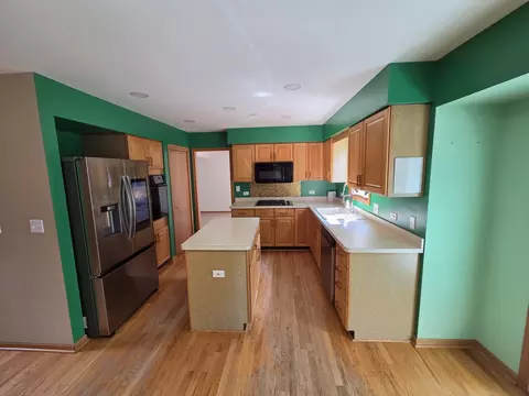 Kitchen - 2103 E Seminole Ln, Mount Prospect, IL 60056 photo 2 of 2