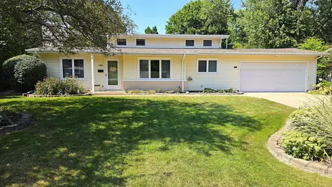 1410 Broadview Dr, Bettendorf, IA 52722
