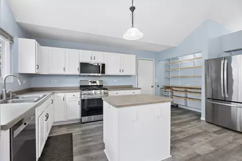Kitchen - 2007 Gray Hawk Dr, Plainfield, IL 60586 photo 2 of 3