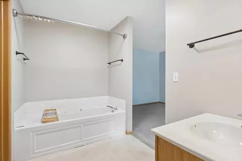 Bath - 2007 Gray Hawk Dr, Plainfield, IL 60586 photo 2 of 4