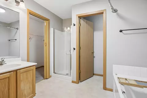 Bath - 2007 Gray Hawk Dr, Plainfield, IL 60586 photo 1 of 4