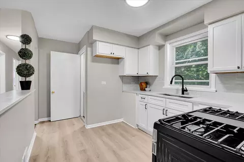 Kitchen - 659 W 129th Pl, Chicago, IL 60628 photo 1 of 2