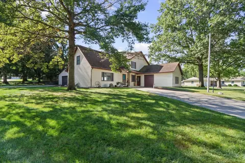 1801 Lake Shore Dr, Mahomet, IL 61853