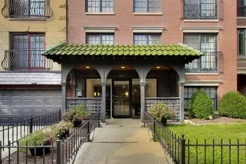 512 W Barry Ave #311, Chicago, IL 60657