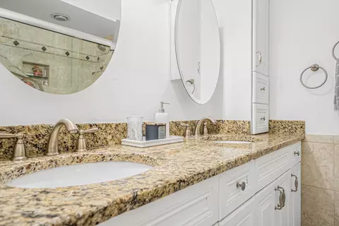 Bath - 1817 E Maya Ln, Mount Prospect, IL 60056 photo 3 of 5