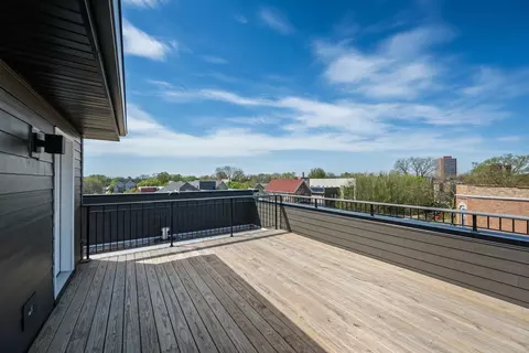 Exterior - 710 E 41 St, Chicago, IL 60653 photo 3 of 10