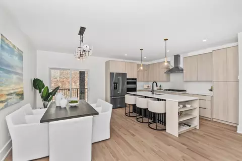 Dining - 710 E 41 St, Chicago, IL 60653 photo 1 of 3