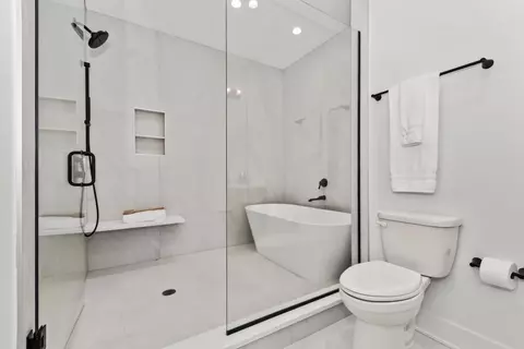Bath - 710 E 41 St, Chicago, IL 60653 photo 5 of 9