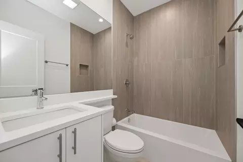 Bath - 710 E 41 St, Chicago, IL 60653 photo 8 of 9