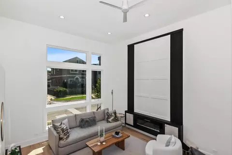 Living - 710 E 41 St, Chicago, IL 60653 photo 3 of 8