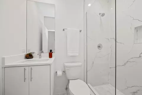 Bath - 710 E 41 St, Chicago, IL 60653 photo 9 of 9