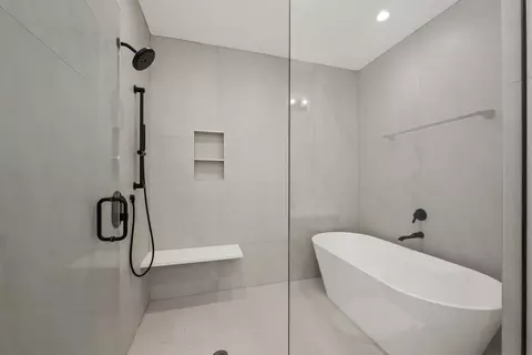 Bath - 710 E 41 St, Chicago, IL 60653 photo 6 of 9