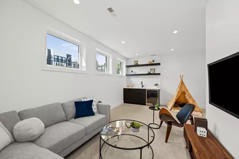 Living - 710 E 41 St, Chicago, IL 60653 photo 7 of 8