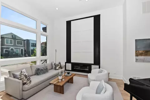 Living - 710 E 41 St, Chicago, IL 60653 photo 1 of 8