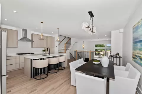 Dining - 710 E 41 St, Chicago, IL 60653 photo 2 of 3