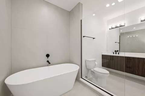 Bath - 710 E 41 St, Chicago, IL 60653 photo 7 of 9