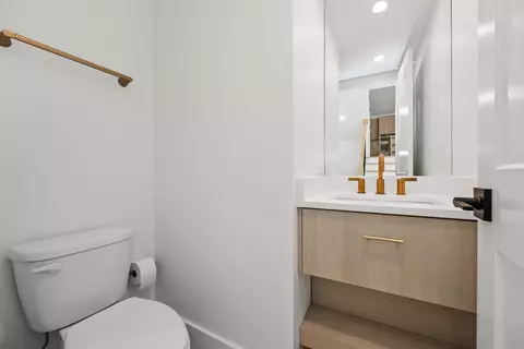 Bath - 710 E 41 St, Chicago, IL 60653 photo 1 of 9