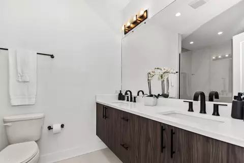 Bath - 710 E 41 St, Chicago, IL 60653 photo 3 of 9