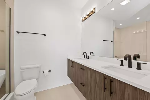 Bath - 710 E 41 St, Chicago, IL 60653 photo 2 of 9
