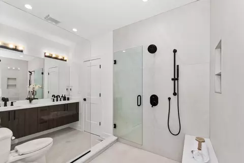 Bath - 710 E 41 St, Chicago, IL 60653 photo 4 of 9