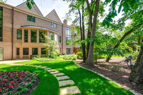 1302 Hawthorne Ln #1302, Hinsdale, IL 60521