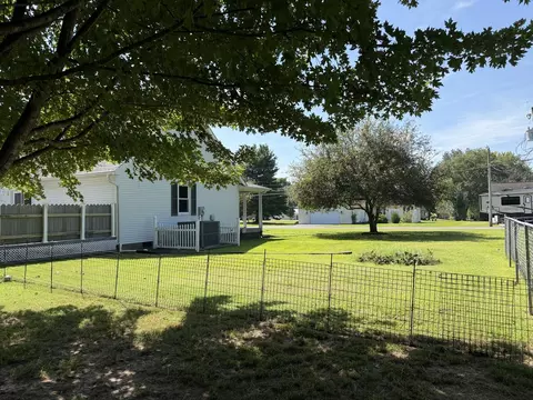 Exterior - 1203 White Pine Ln, Metropolis, IL 62960 photo 7 of 10