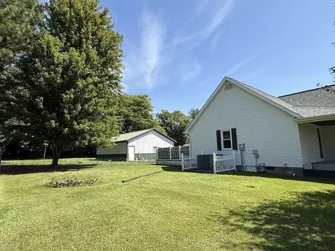 Exterior - 1203 White Pine Ln, Metropolis, IL 62960 photo 8 of 10