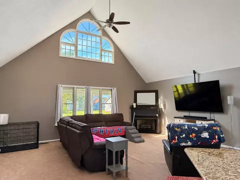 Living - 1203 White Pine Ln, Metropolis, IL 62960 photo 1 of 2