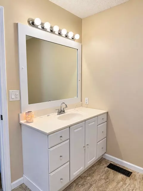 Bath - 1203 White Pine Ln, Metropolis, IL 62960 photo 2 of 3