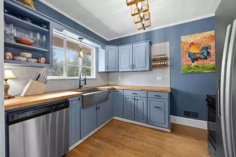 Kitchen - 310 Shenstone Rd, Riverside, IL 60546 photo 1 of 6