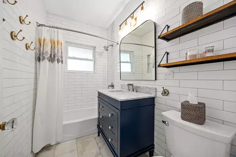 Bath - 310 Shenstone Rd, Riverside, IL 60546 photo 1 of 3