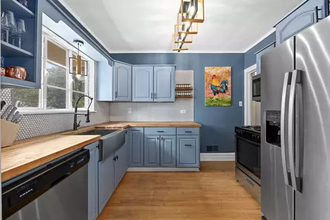Kitchen - 310 Shenstone Rd, Riverside, IL 60546 photo 2 of 6