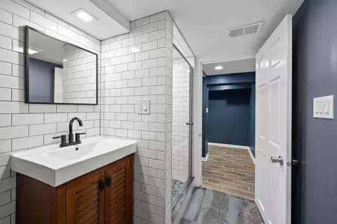 Bath - 310 Shenstone Rd, Riverside, IL 60546 photo 2 of 3
