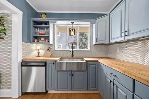 Kitchen - 310 Shenstone Rd, Riverside, IL 60546 photo 3 of 6