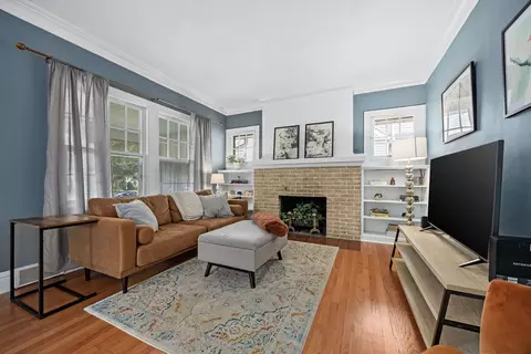 Living - 310 Shenstone Rd, Riverside, IL 60546 photo 2 of 5