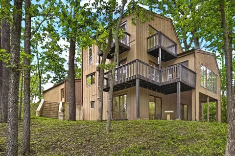 1309 Wildwood Ln, Mahomet, IL 61853