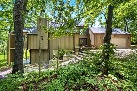 1309 Wildwood Ln, Mahomet, IL 61853