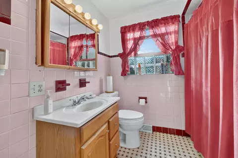 Bath - 2333 E 83rd St, Chicago, IL 60617 photo 1 of 2