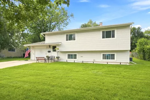 652 Sussex Ln, Crystal Lake, IL 60014