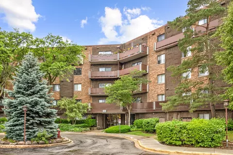 840 Wellington Ave #218, Elk Grove Village, IL 60007