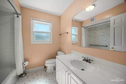 Bath - 534 Ryan Ct, West Dundee, IL 60118 photo 2 of 4