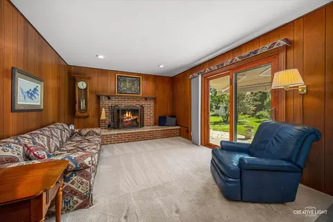 Living - 534 Ryan Ct, West Dundee, IL 60118 photo 2 of 3