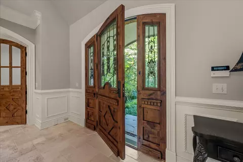 Entry Way - 33 W551 Hub Rd, Wayne, IL 60184 photo 3 of 5