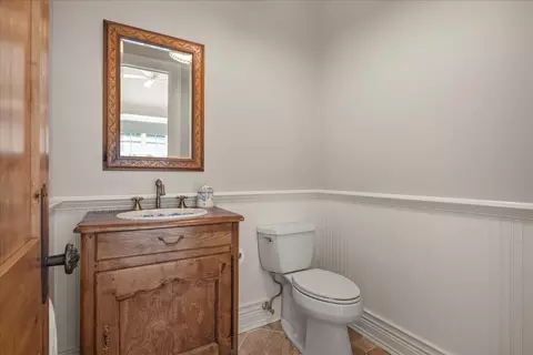 Bath - 33 W551 Hub Rd, Wayne, IL 60184 photo 3 of 9