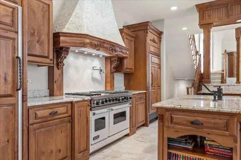 Kitchen - 33 W551 Hub Rd, Wayne, IL 60184 photo 4 of 6
