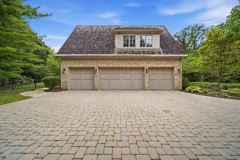 Exterior - 33 W551 Hub Rd, Wayne, IL 60184 photo 10 of 12