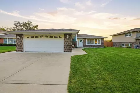 10548 S Tod Dr, Palos Hills, IL 60465