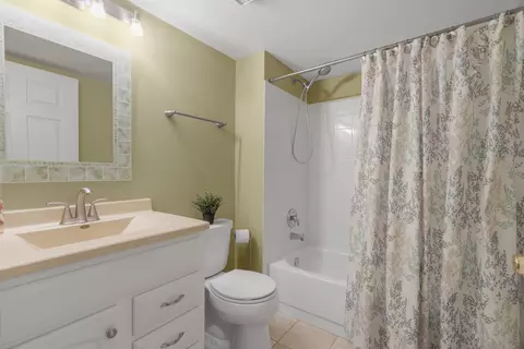 Bath - 383 Aberdeen Ct #1, Bartlett, IL 60103 photo 1 of 2