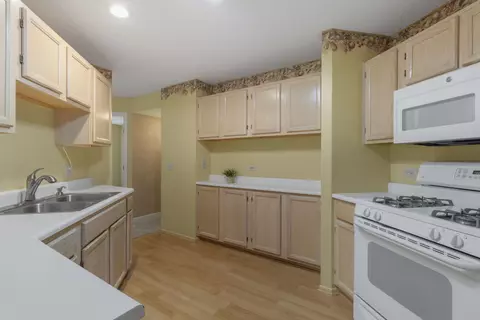 Kitchen - 383 Aberdeen Ct #1, Bartlett, IL 60103 photo 2 of 3