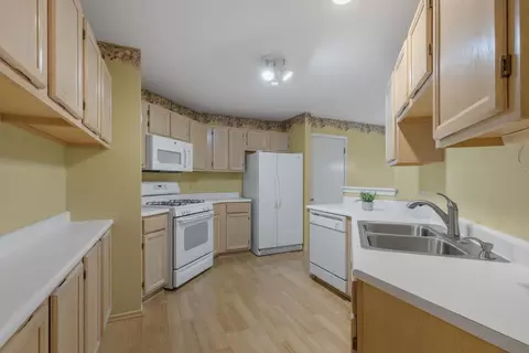 Kitchen - 383 Aberdeen Ct #1, Bartlett, IL 60103 photo 3 of 3